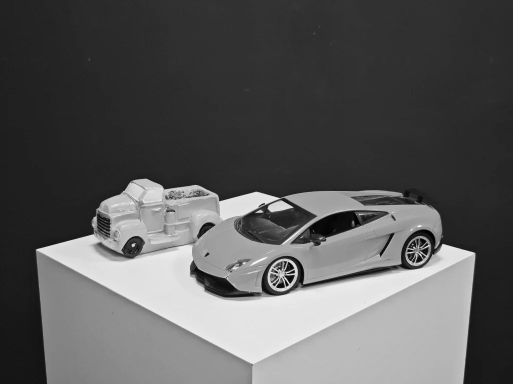 Xiaomi 13 Pro Sample10-cars black and white