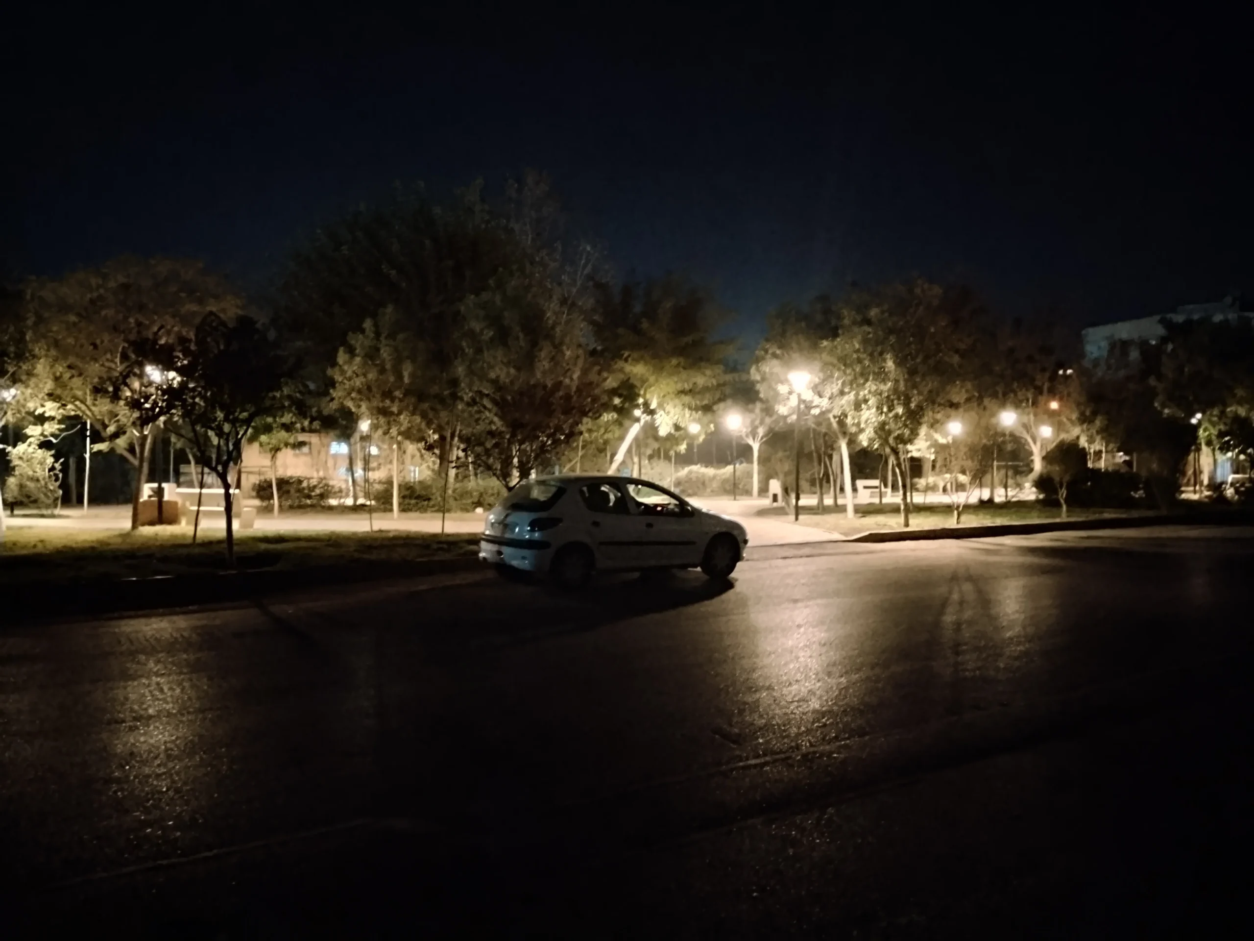 بررسی شیائومی ردمی ۱۵؛ اقتصادی، اما قدرتمند عکس گرفته شده با شیائومی ردمی ۱۵ در شب