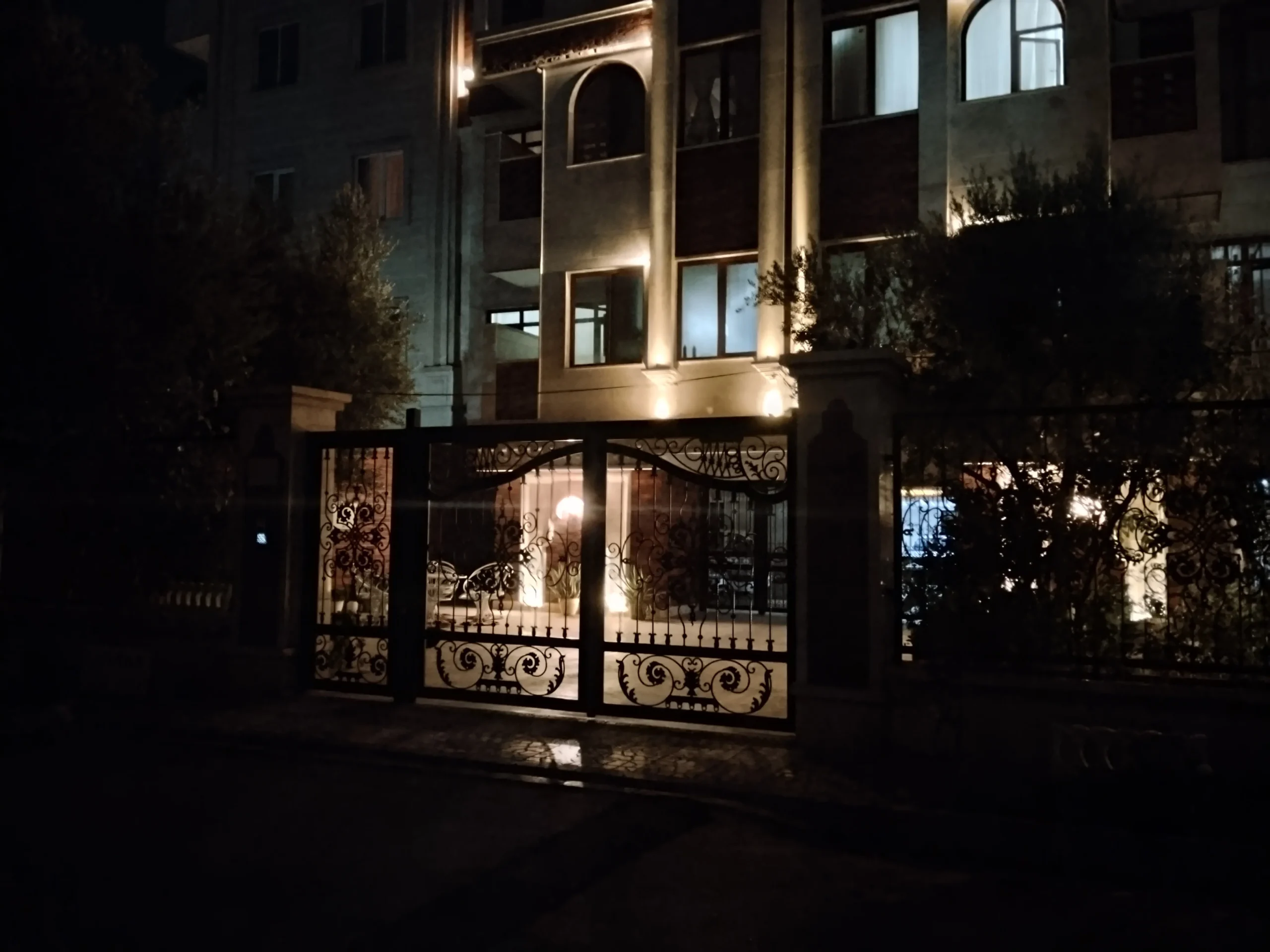 بررسی شیائومی ردمی ۱۵؛ اقتصادی، اما قدرتمند عکس گرفته شده با شیائومی ردمی ۱۵ در شب زوم 1X