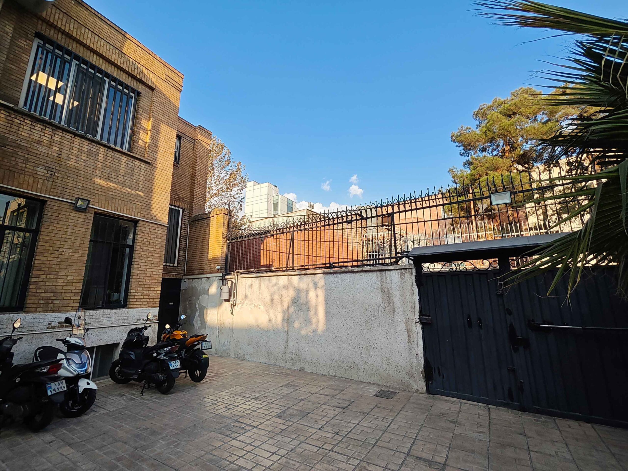 نمونه تصویر دوربین اصلی پوکو F7 پرو در نور روز