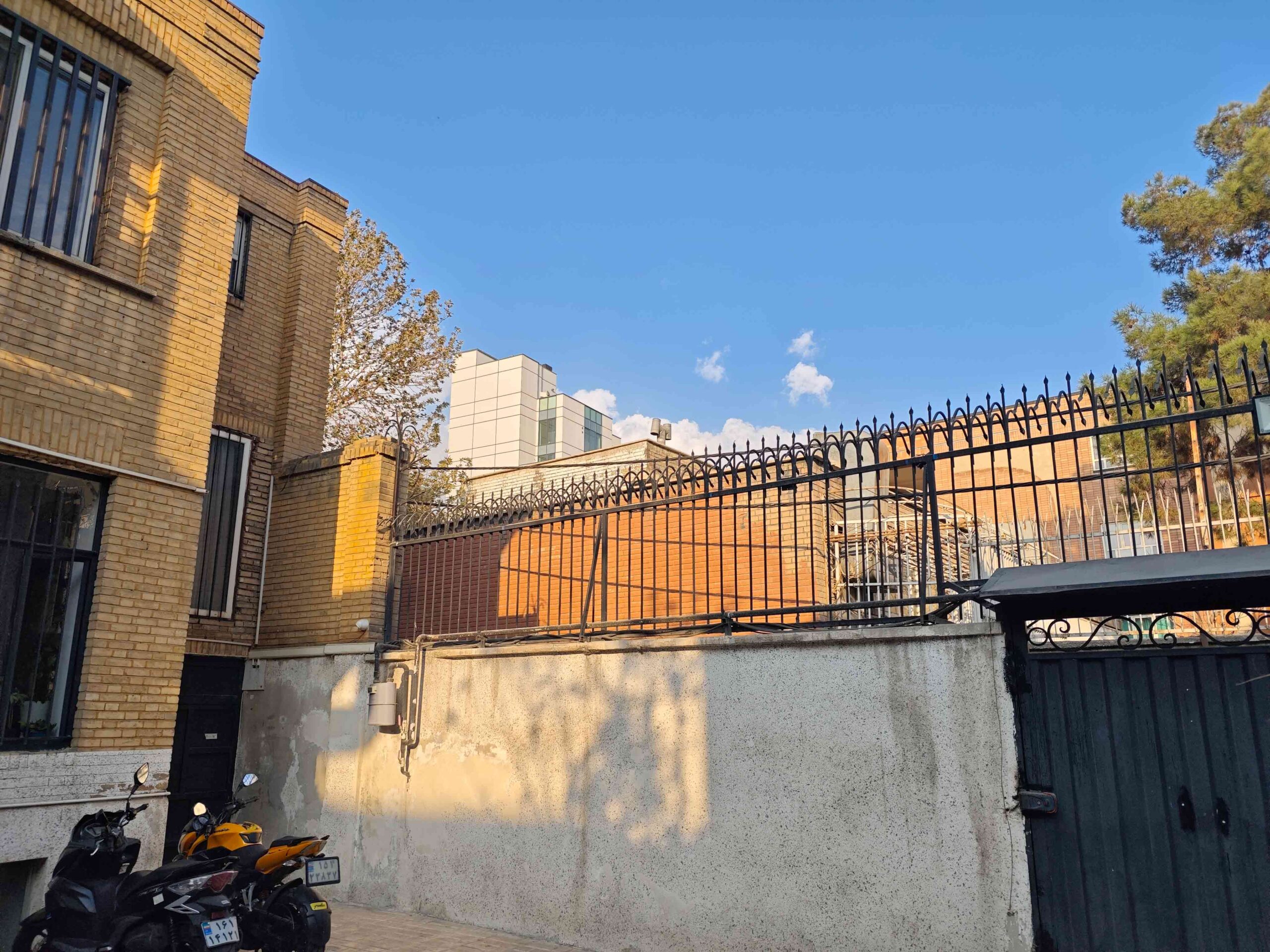 نمونه تصویر دوربین اصلی پوکو F7 پرو در نور روز